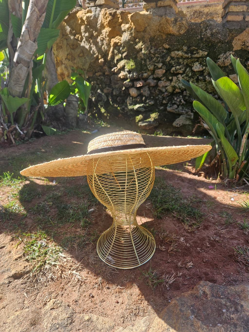 Sombrero de paja estilo panamá con ala ancha y cinta negra, vista de frente