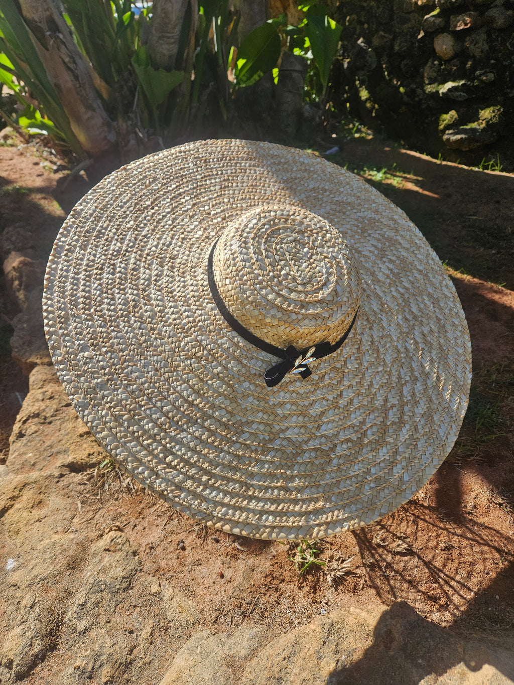 Sombrero de paja estilo panamá con ala ancha y copa trenzada, vista superior