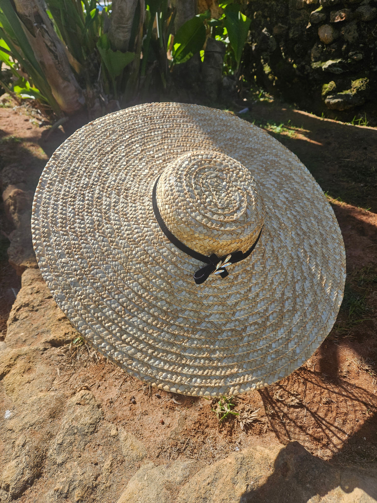 Sombrero de paja estilo panamá con ala ancha y copa trenzada, vista superior