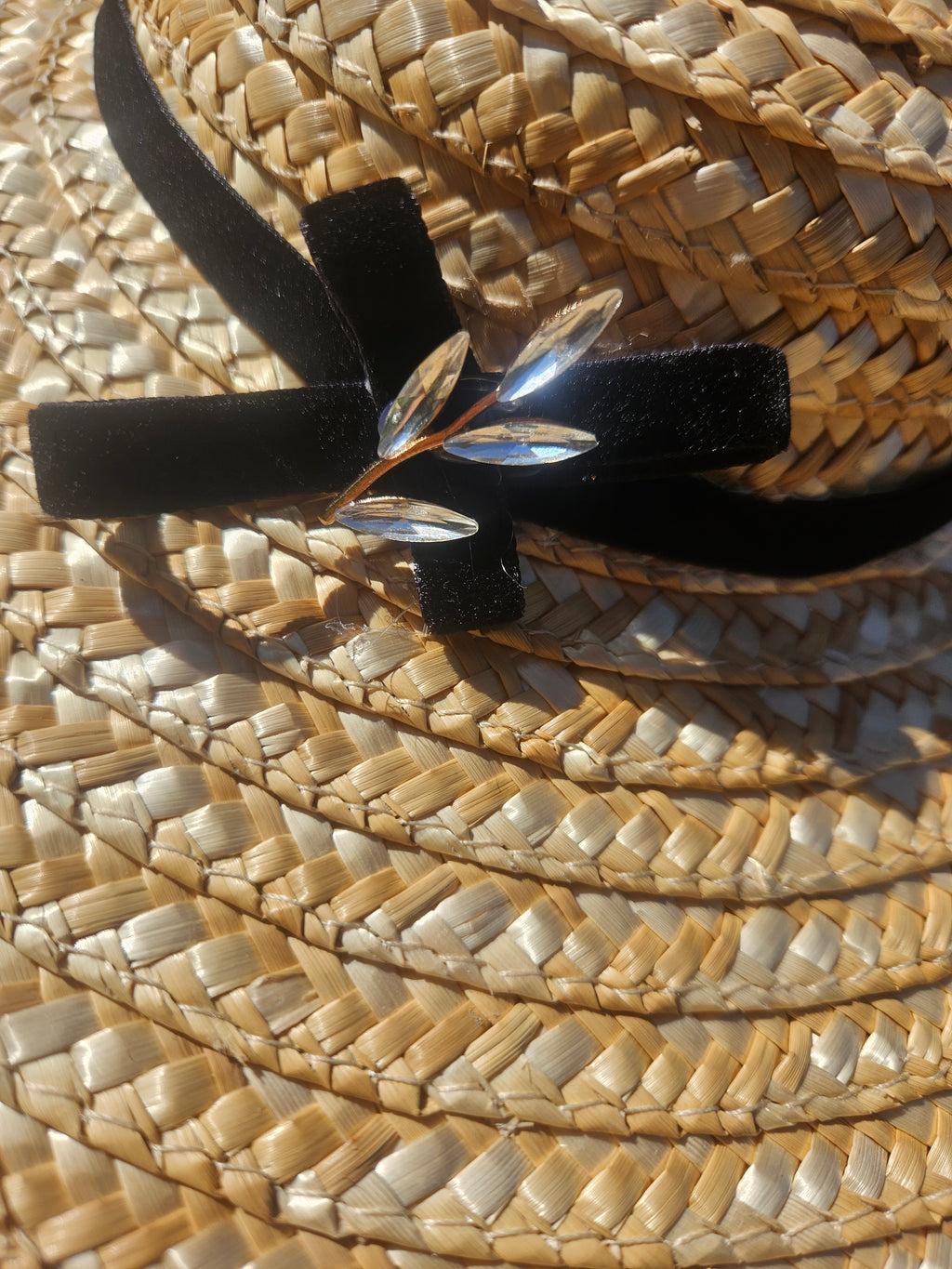 Sombrero de paja estilo panamá con cinta negra y adorno de flor de lazo