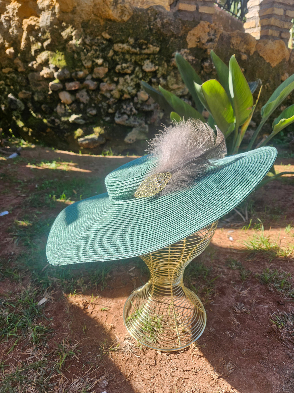 Sombrero de ala ancha Pamela Claire turquesa con pluma y adorno dorado
