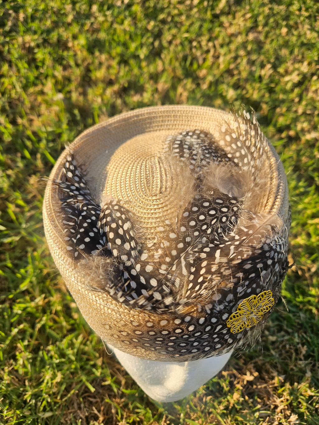 Sombrero casquete redondo de malla negra y beige con flor amarilla bordada y plumas