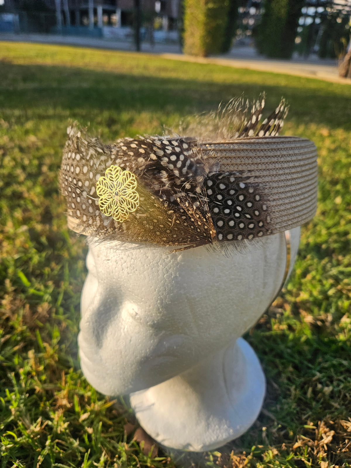 Sombrero casquete beige con adorno floral y malla oscura calada