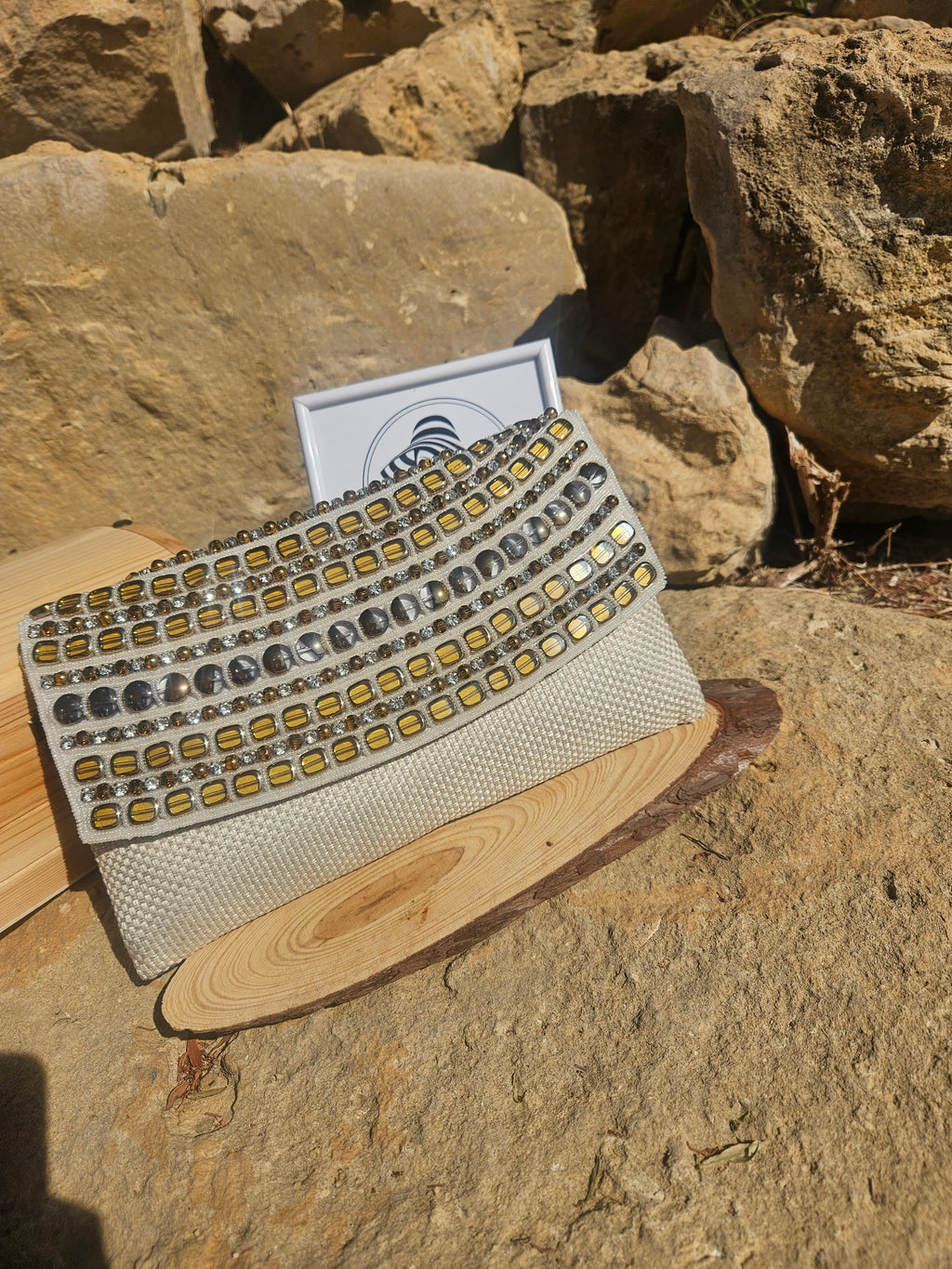 Bolso Niza beige con pedrería multicolor y cierre metálico