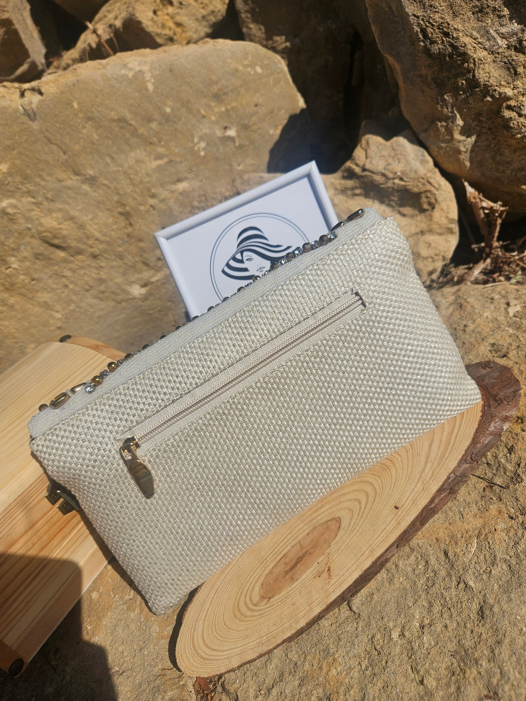 Bolso Niza beige con bolsillo frontal y cierre metálico dorado
