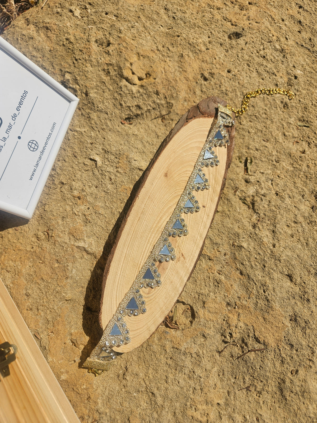 Gargantilla con pedrería azul y dorada, diseño triangular y cadena ajustable