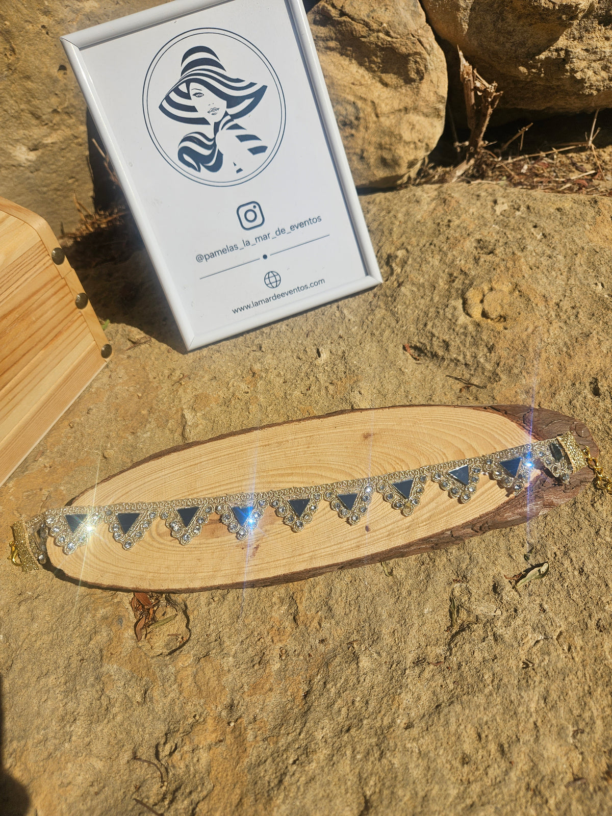 Gargantilla con pedrería azul y dorada y apliques triangulares en malla