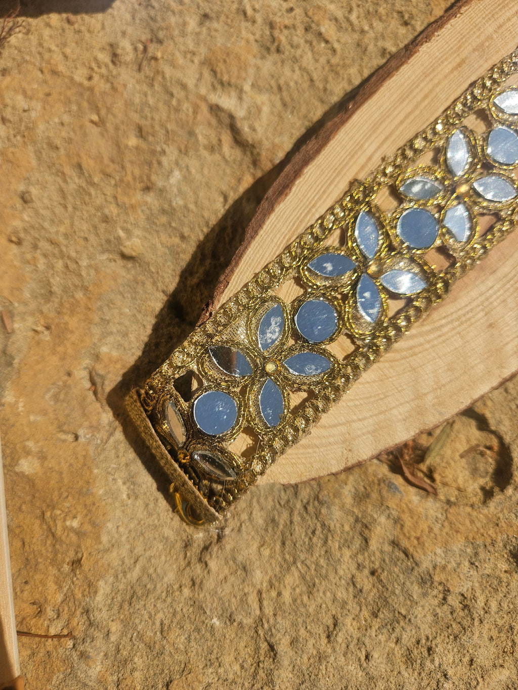 Collar tipo choker dorado con piedras azules ovaladas y diseño calado
