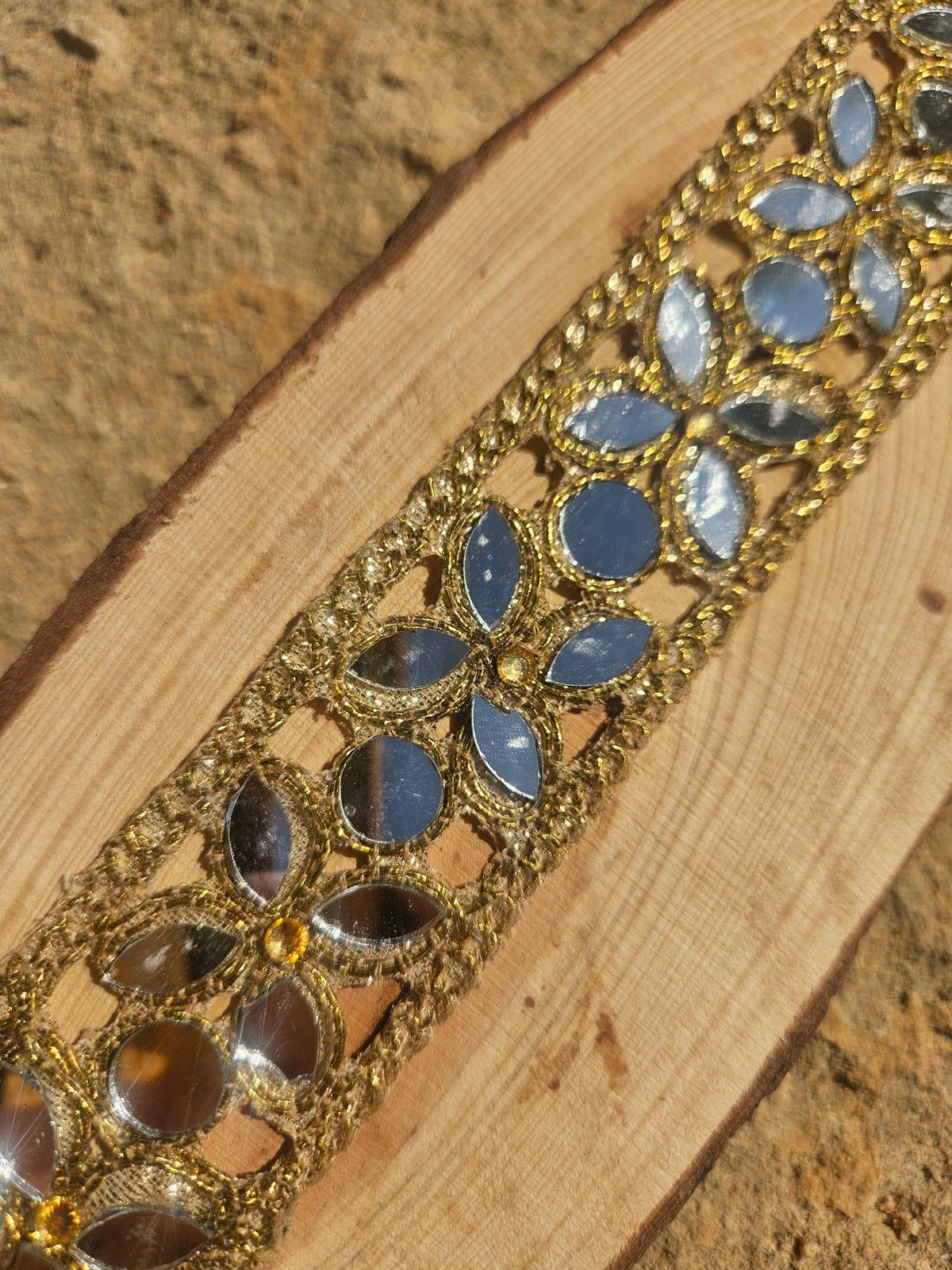 Collar tipo choker dorado con pedrería azul en mosaico y borde brillante