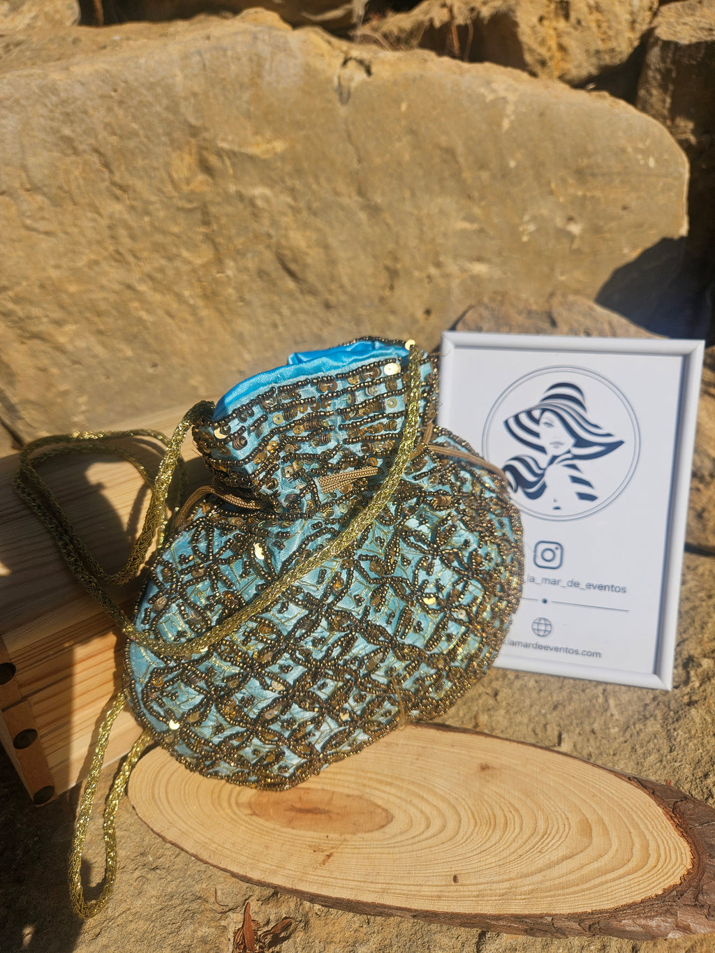 Bolso de saco turquesa y dorado con forro azul y bordado de lentejuelas, asa.