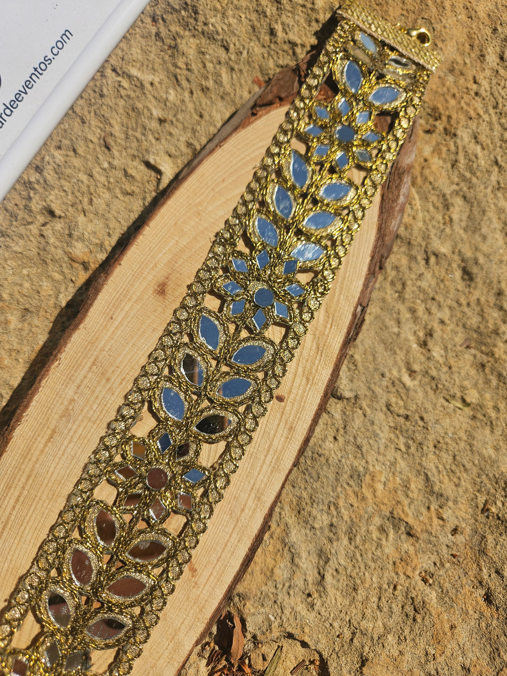 Gargantilla dorada de mosaico calado con piedras azules ovaladas y cierre ajustable