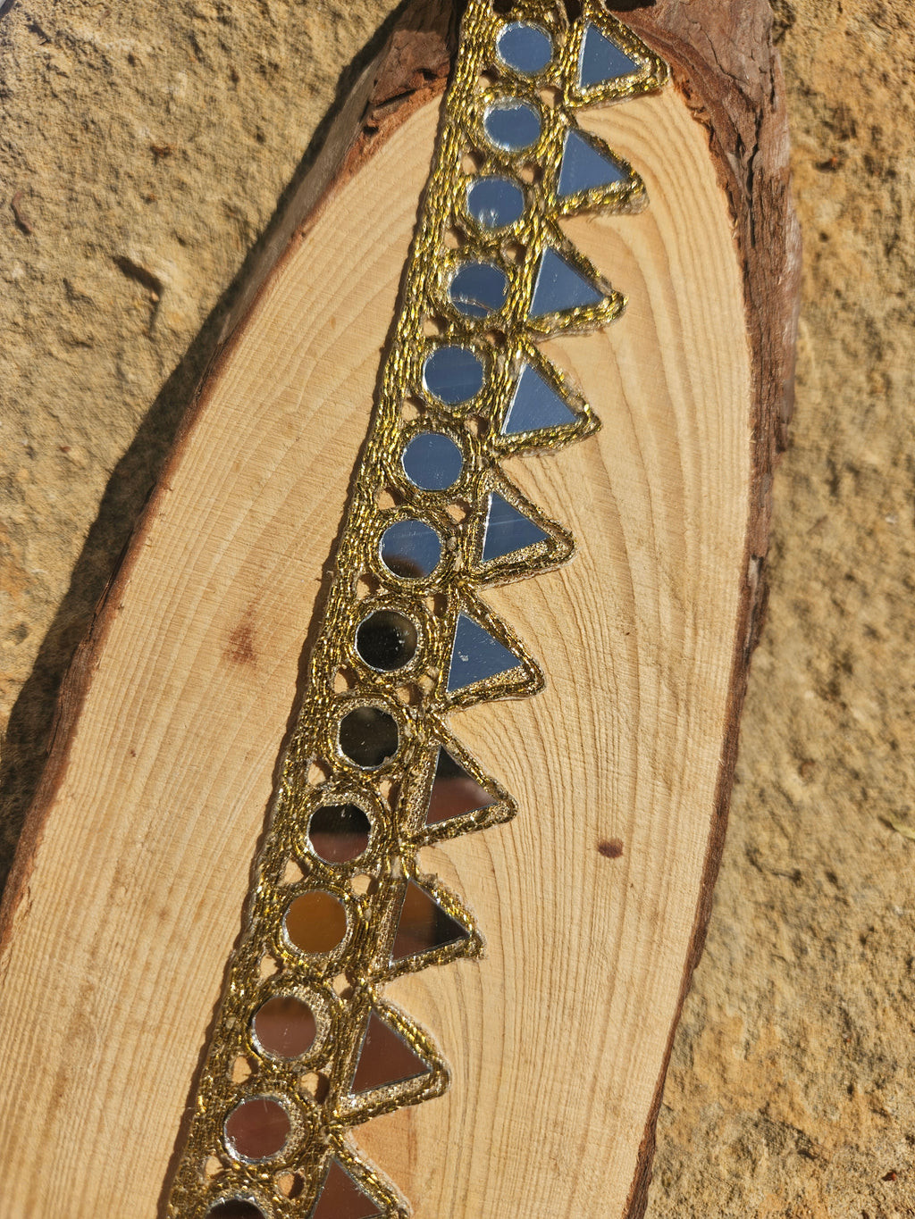 Collar choker con pedrería azul en marcos dorados y motivos en forma de cruz