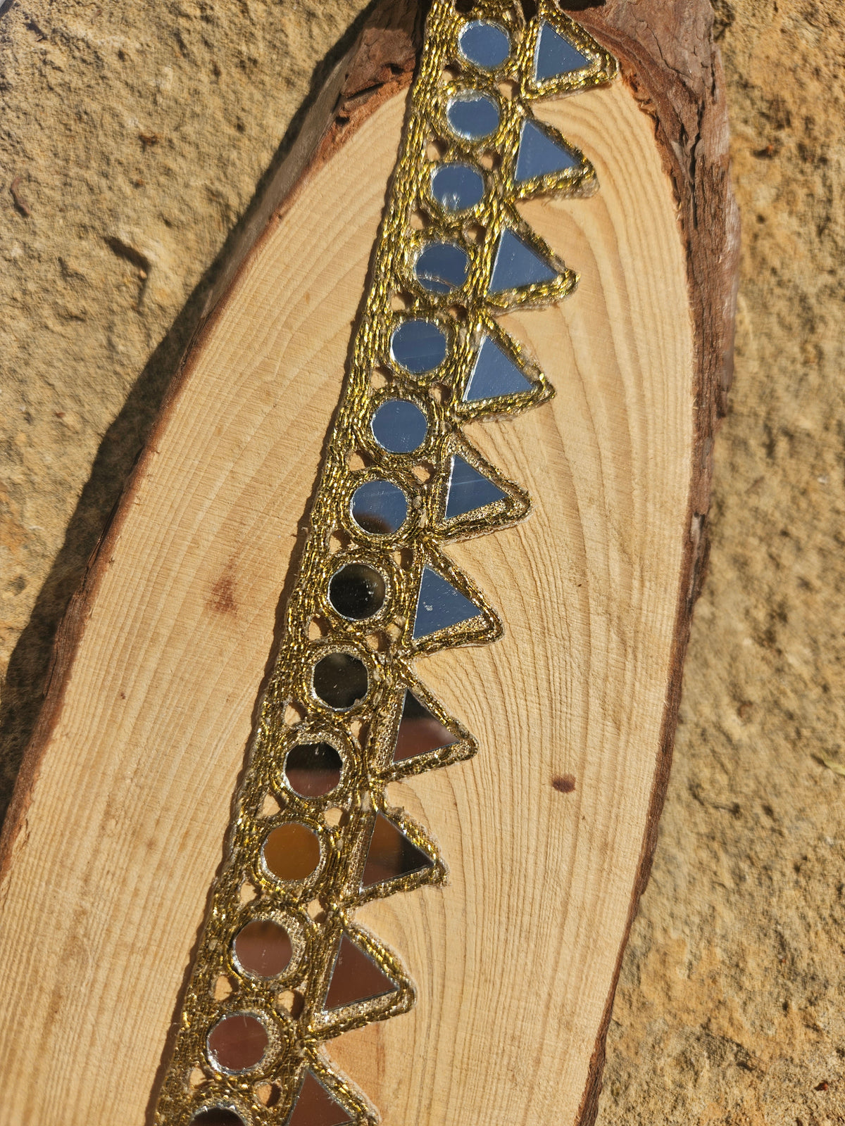 Collar choker con pedrería azul en marcos dorados y motivos en forma de cruz