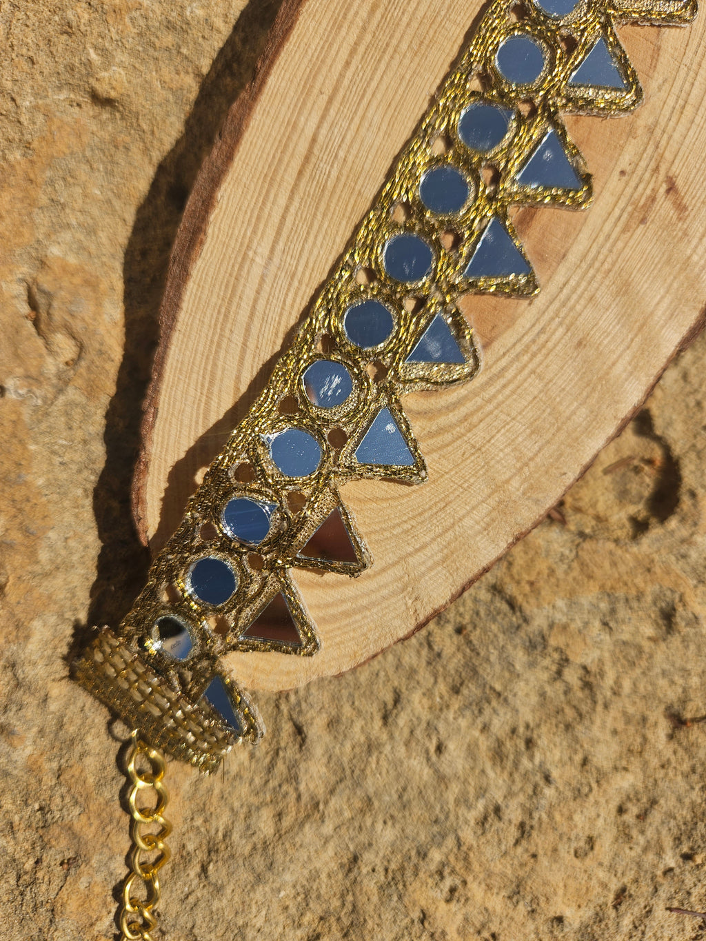 Collar choker dorado con cuentas azules y eslabones con remates tipo flecha
