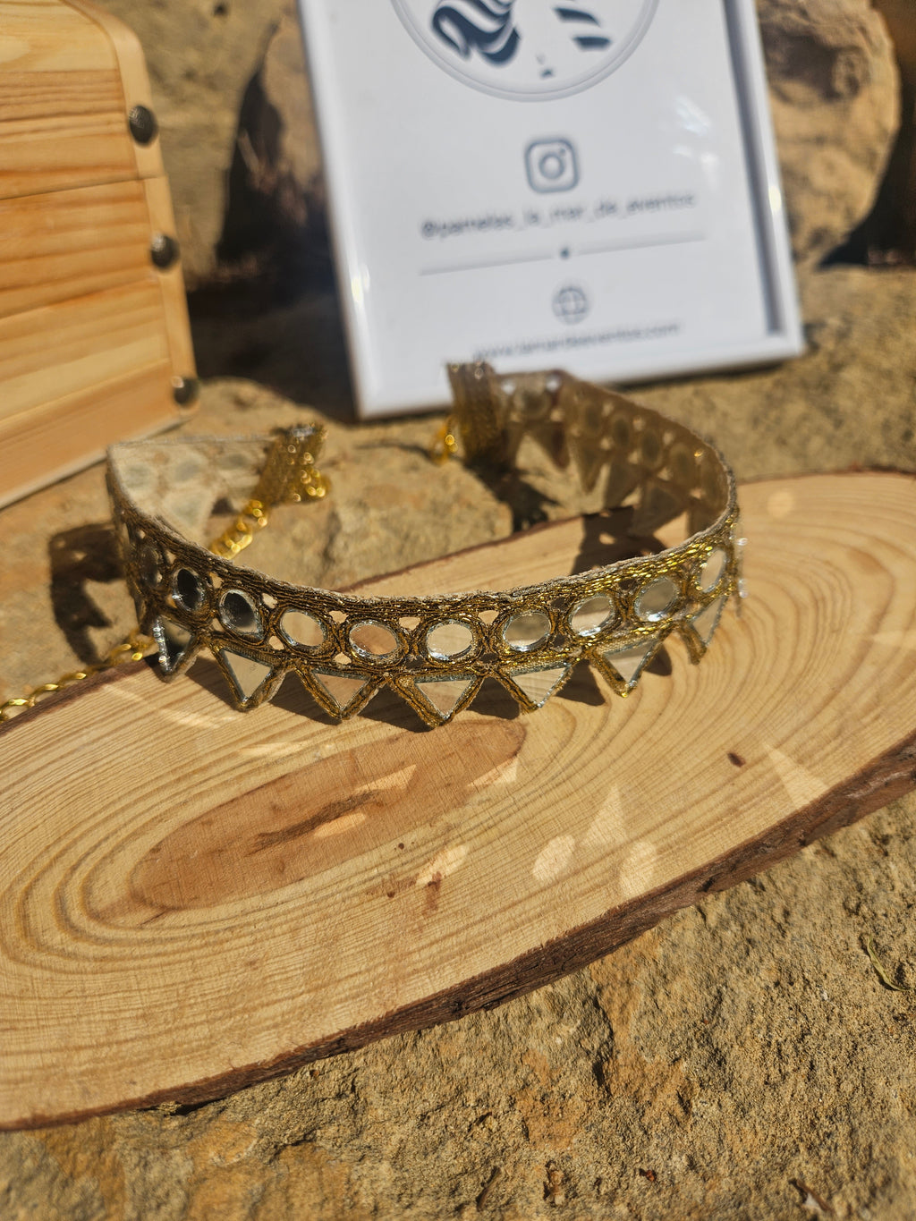 Collar choker dorado de pedrería azul, con cierre y eslabones triangulares