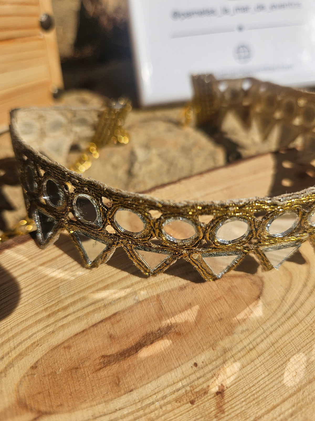 Collar choker dorado con pedrería azul y motivos tipo espiga alrededor