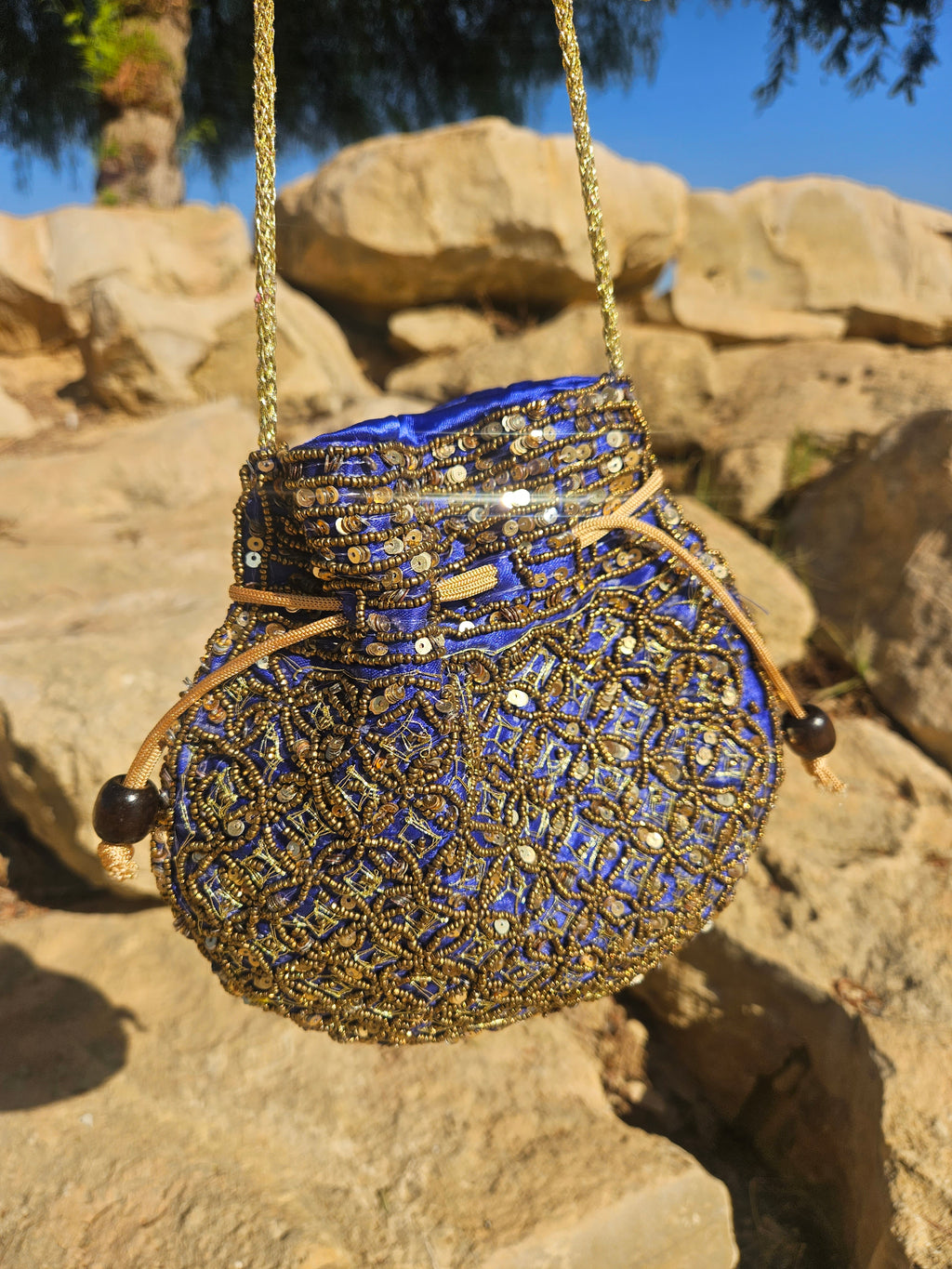 Bolso redondo azul y dorado con bordado brillante, asa de cadena y cuentas