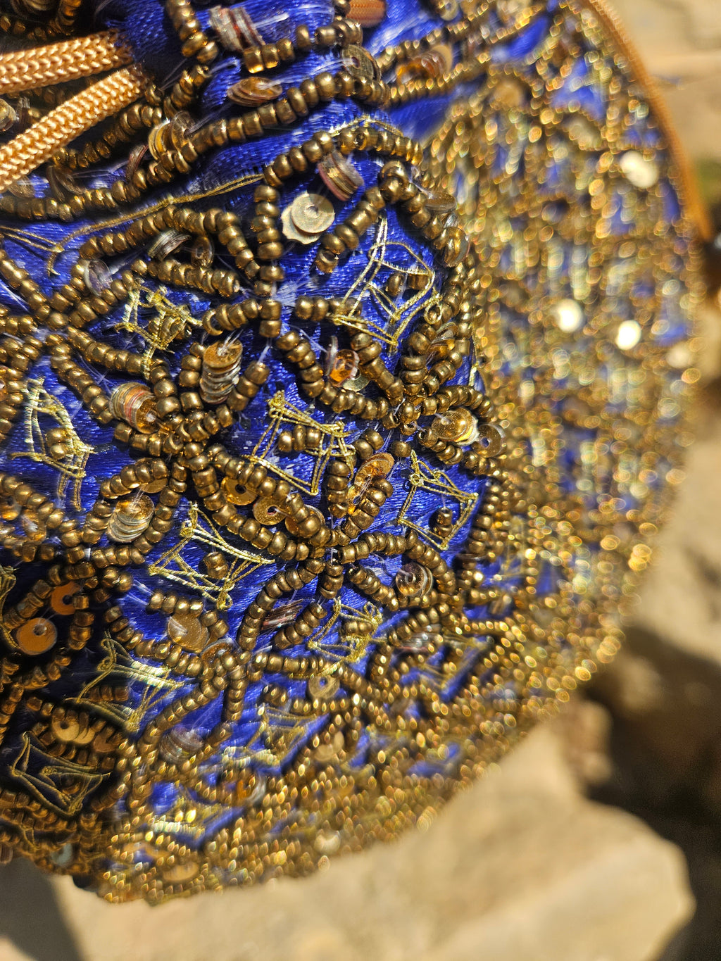 Bolso de cuentas: bordado azul con motivos dorados y lentejuelas
