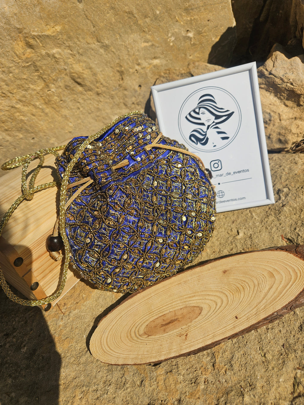 Bolso redondo bordado azul y dorado con asa de cadena y detalle de cuentas
