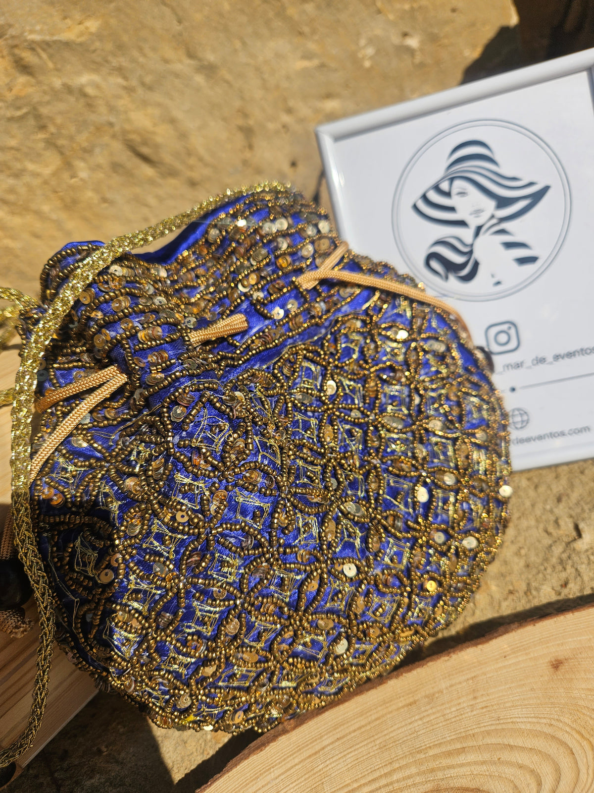 Bolso redondo azul y dorado con bordado brillante y asa de cadena