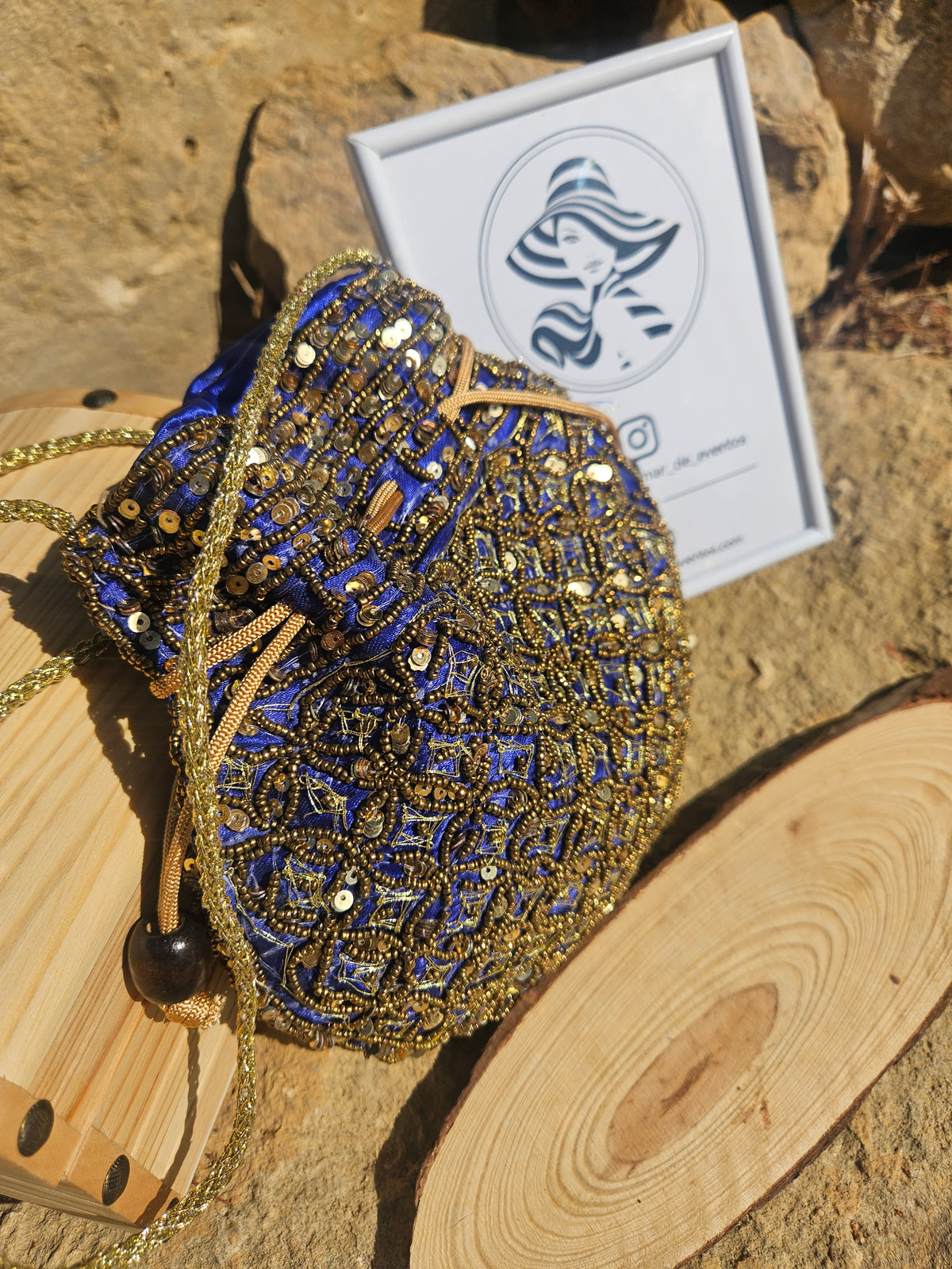 Bolso redondo bordado azul y dorado con asa de cadena y cuentas decorativas