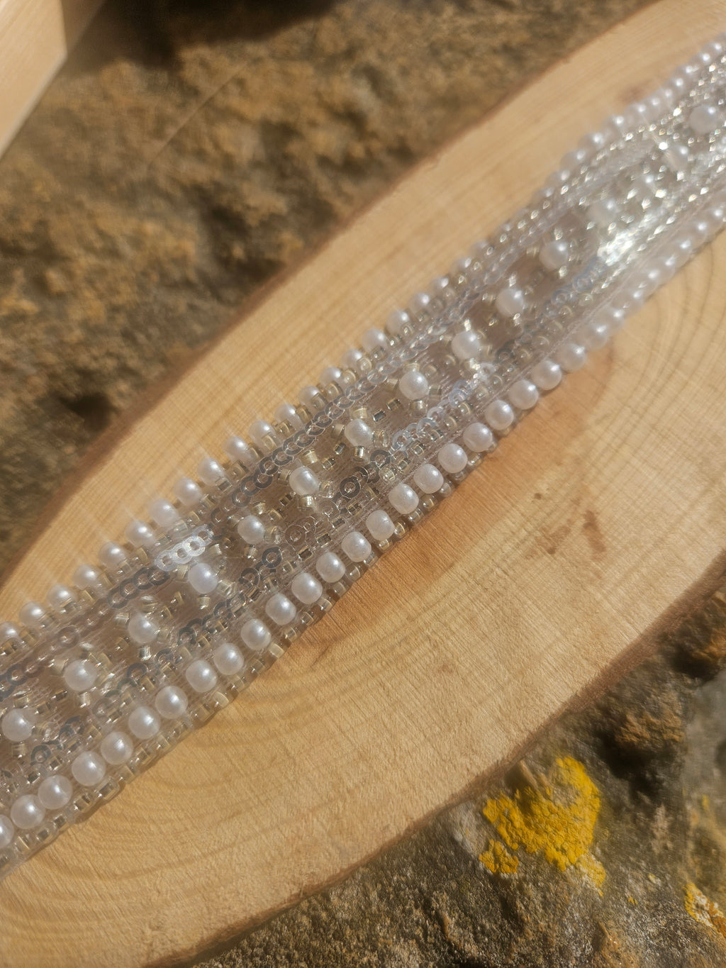 Choker de perlas blancas en varias hileras con pedrería y cuentas