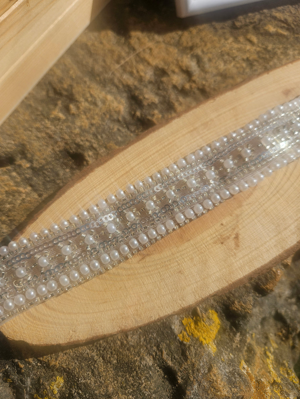 Choker con base translúcida, perlas blancas y pedrería plateada