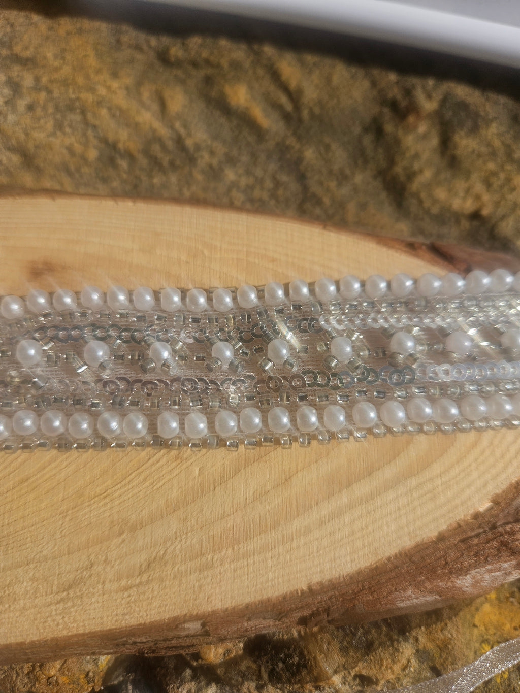 Choker de perlas blancas con detalles florales y pedrería alrededor