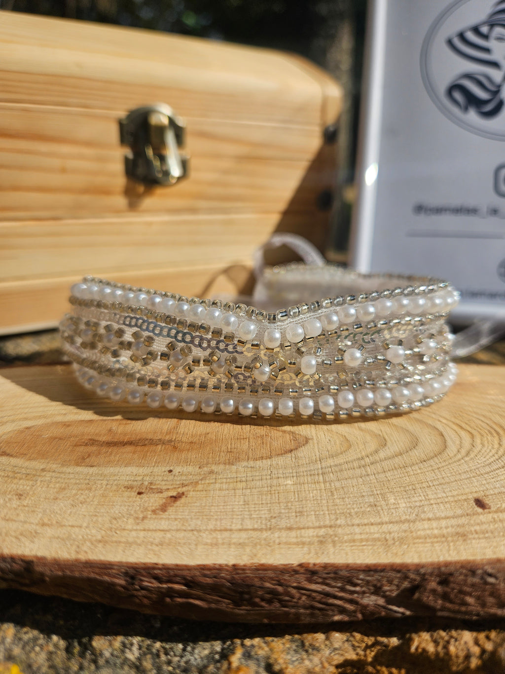 Choker de perlas blancas en varias capas con pedrería y cuentas