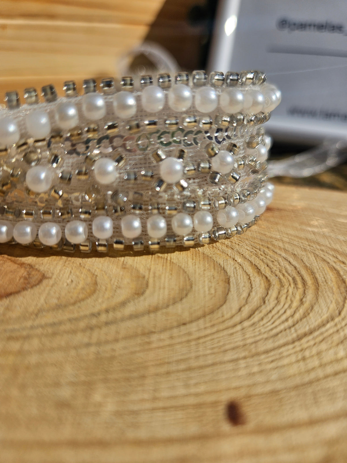 Choker con pedrería y perlas blancas, centro con adorno ovalado