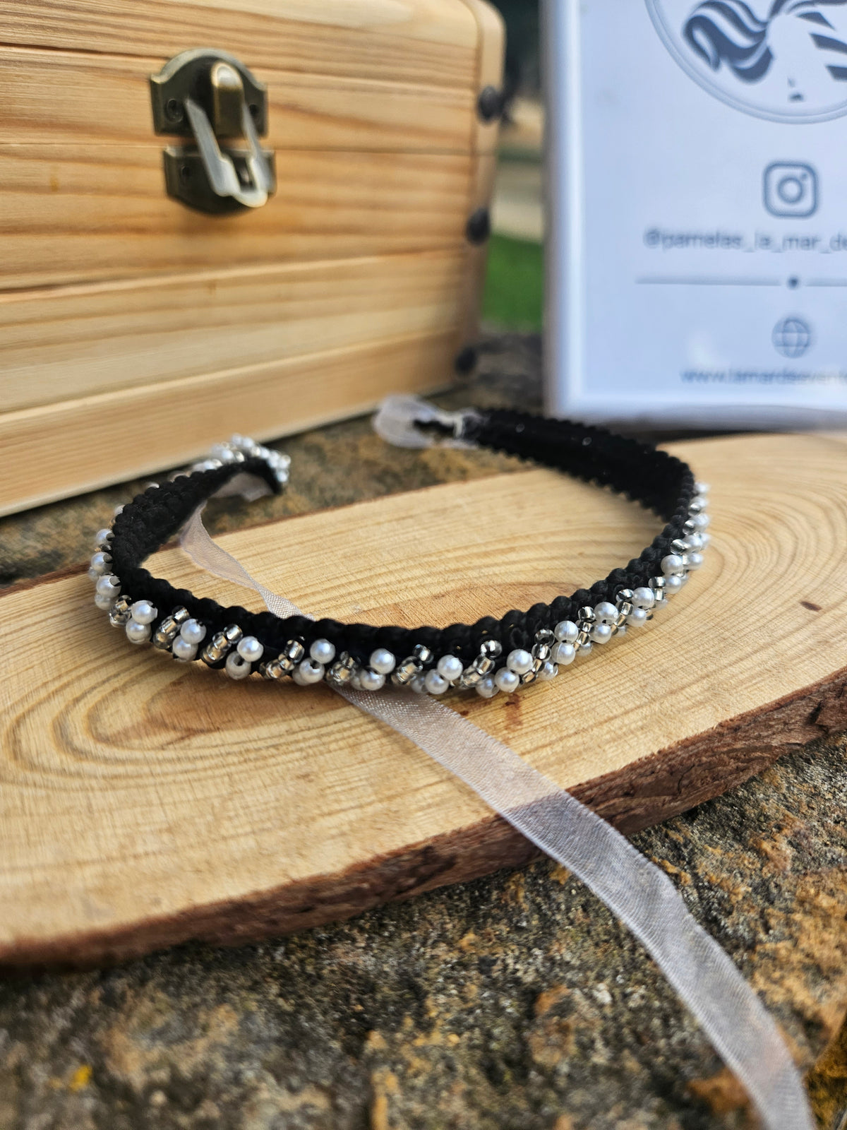 Gargantilla Luna negra con cuentas plateadas y perlas, con cinta colgante transparente