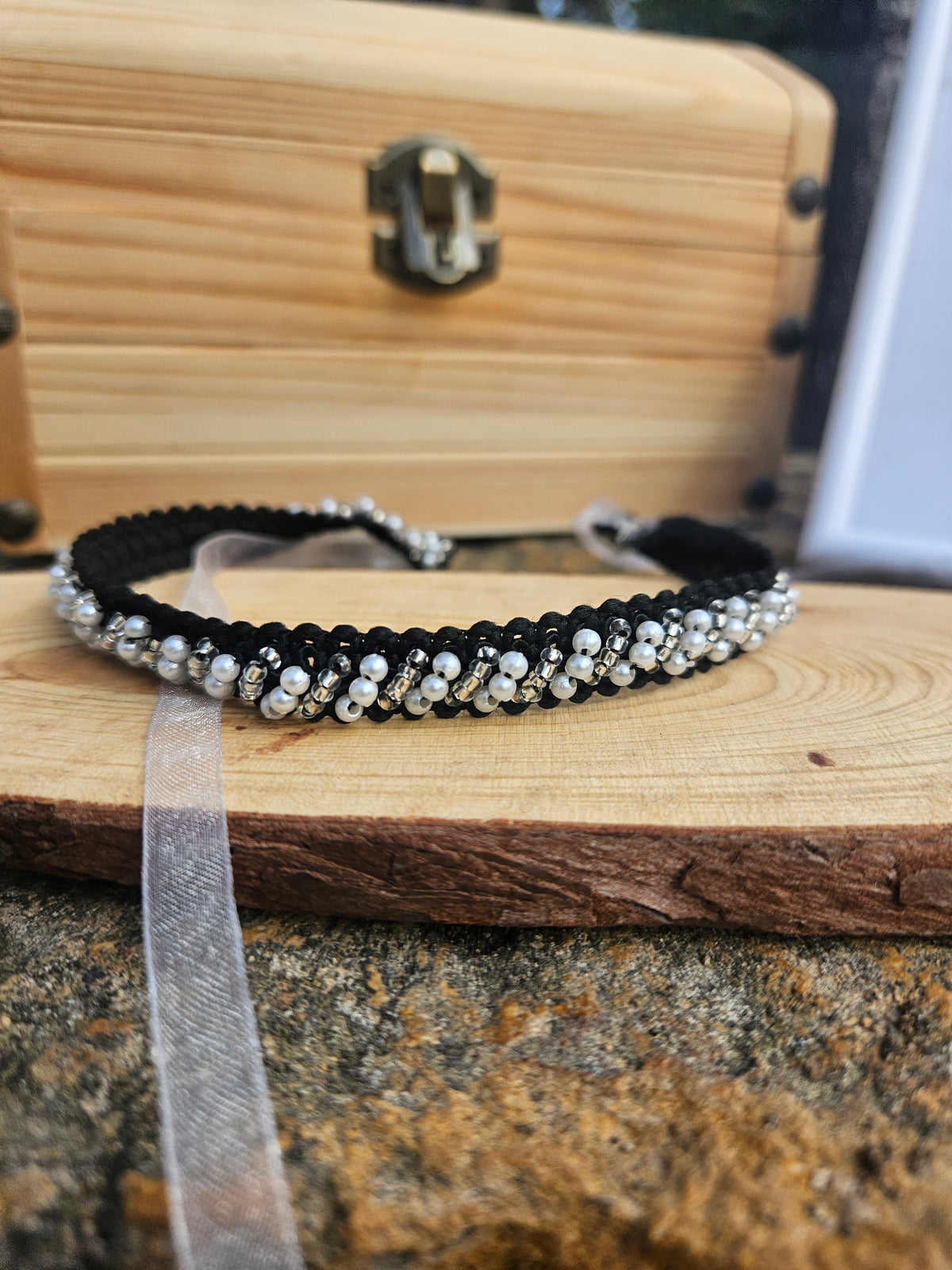 Gargantilla Luna negra con cuentas y perlas en diseño entrelazado, vista frontal