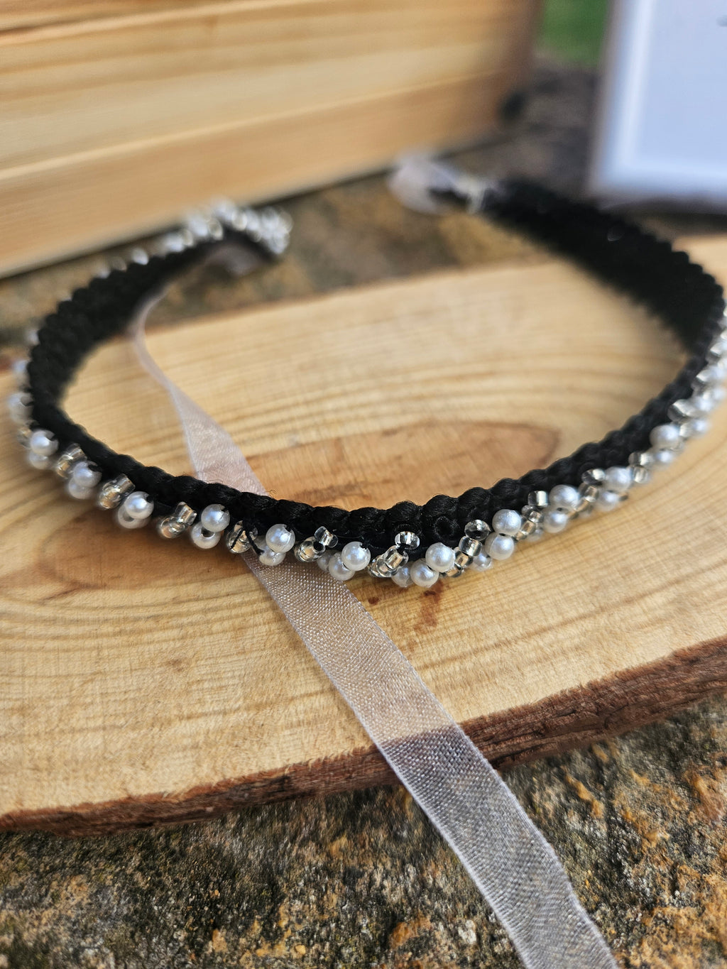 Gargantilla Luna negra con cuentas plateadas y perlas, con cinta larga de organza