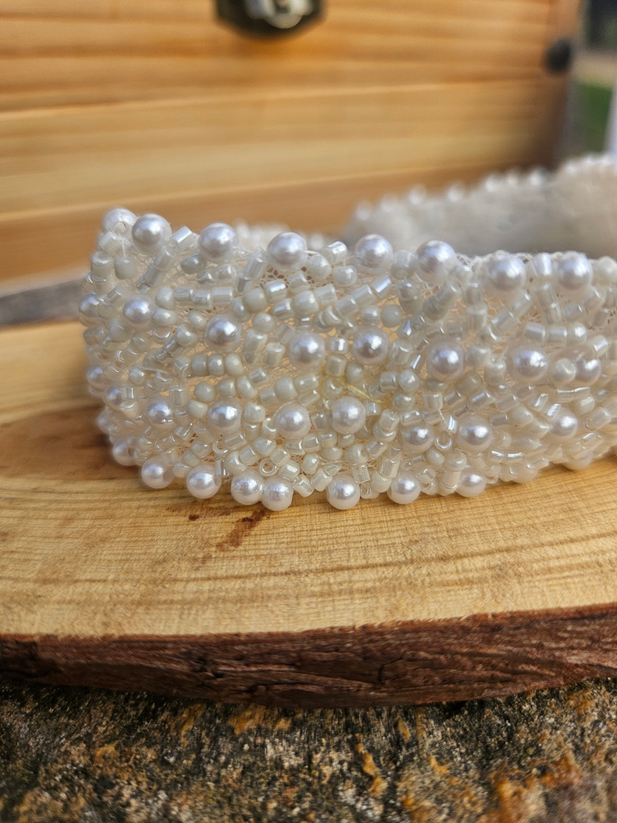 Choker de cuentas blancas tipo perla, detalle frontal sobre base suave elástica