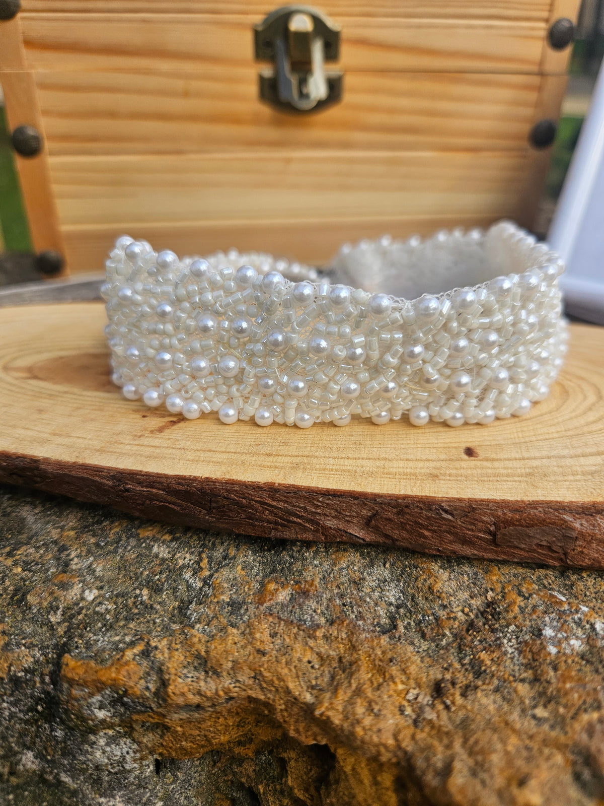 Choker de cuentas blancas con aro elástico y borde ondulado, vista frontal
