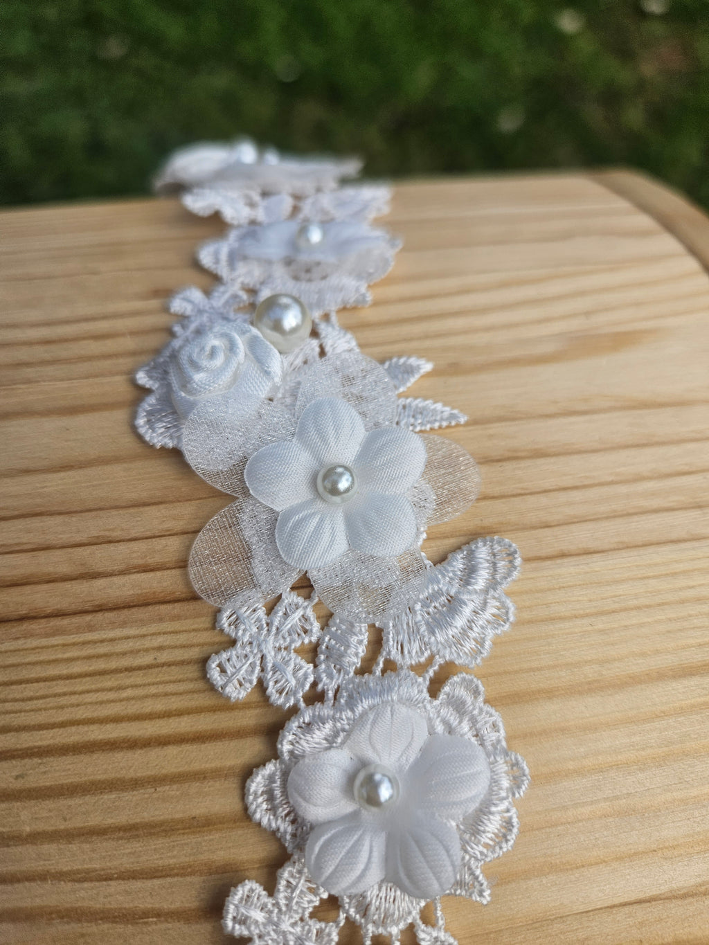 Collar tipo choker de encaje blanco con flores y perlas, detalle central