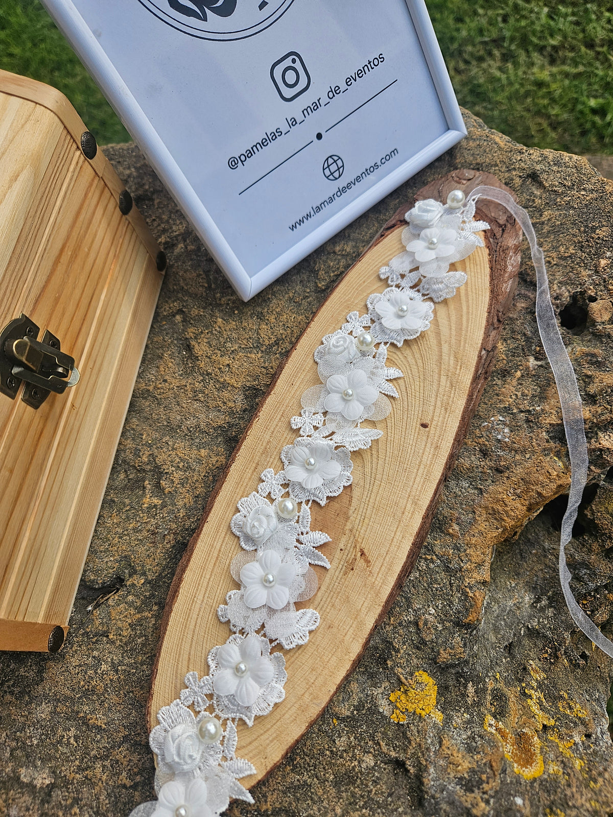 Choker de encaje blanco con flores 3D y perlas, correa fina ajustable