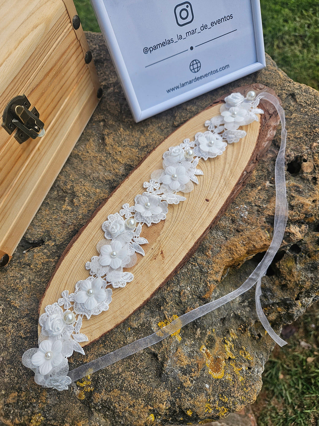 Choker de encaje blanco con flores y perlas, vista completa sobre madera