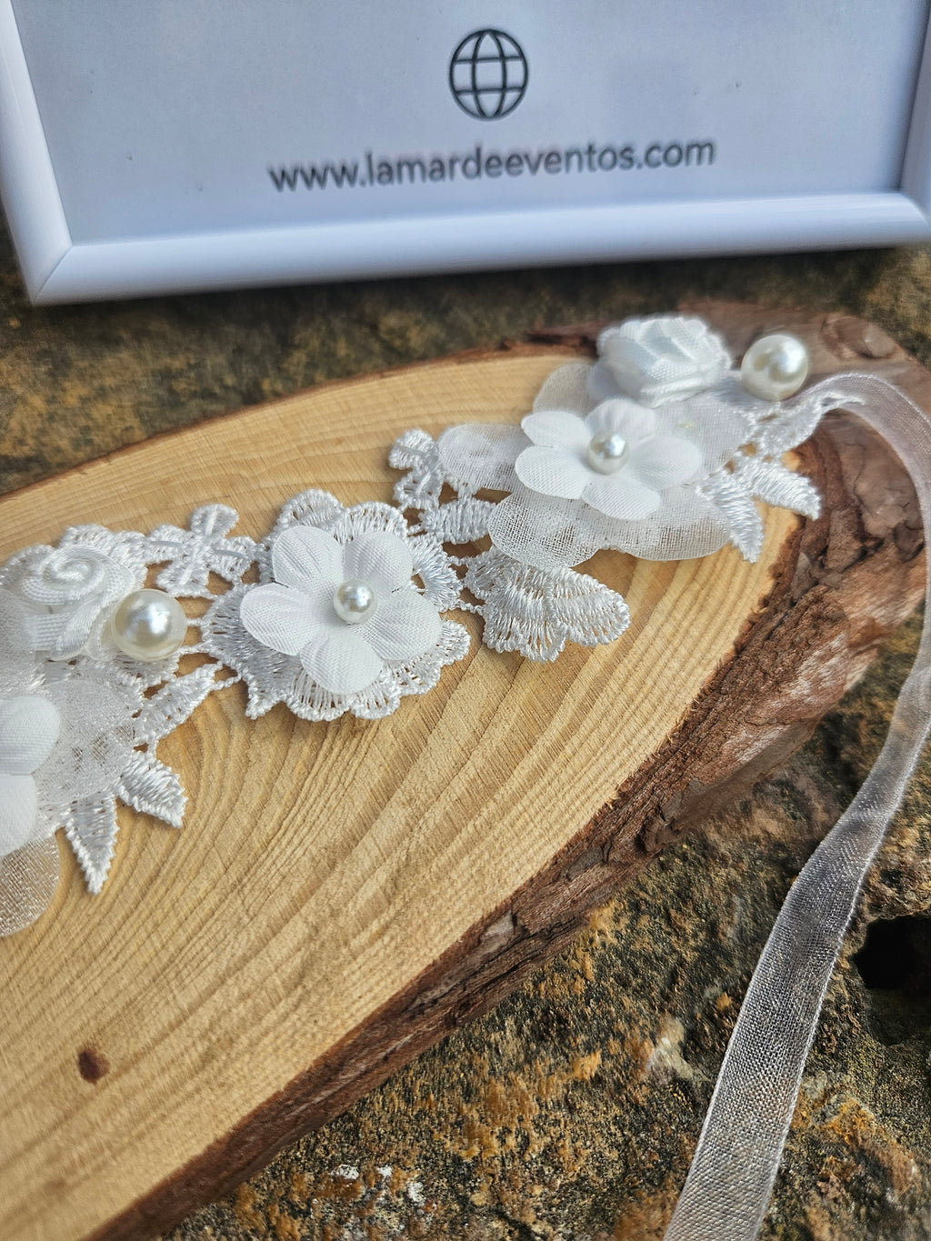 Collar tipo choker de encaje blanco con flores bordadas y perla central