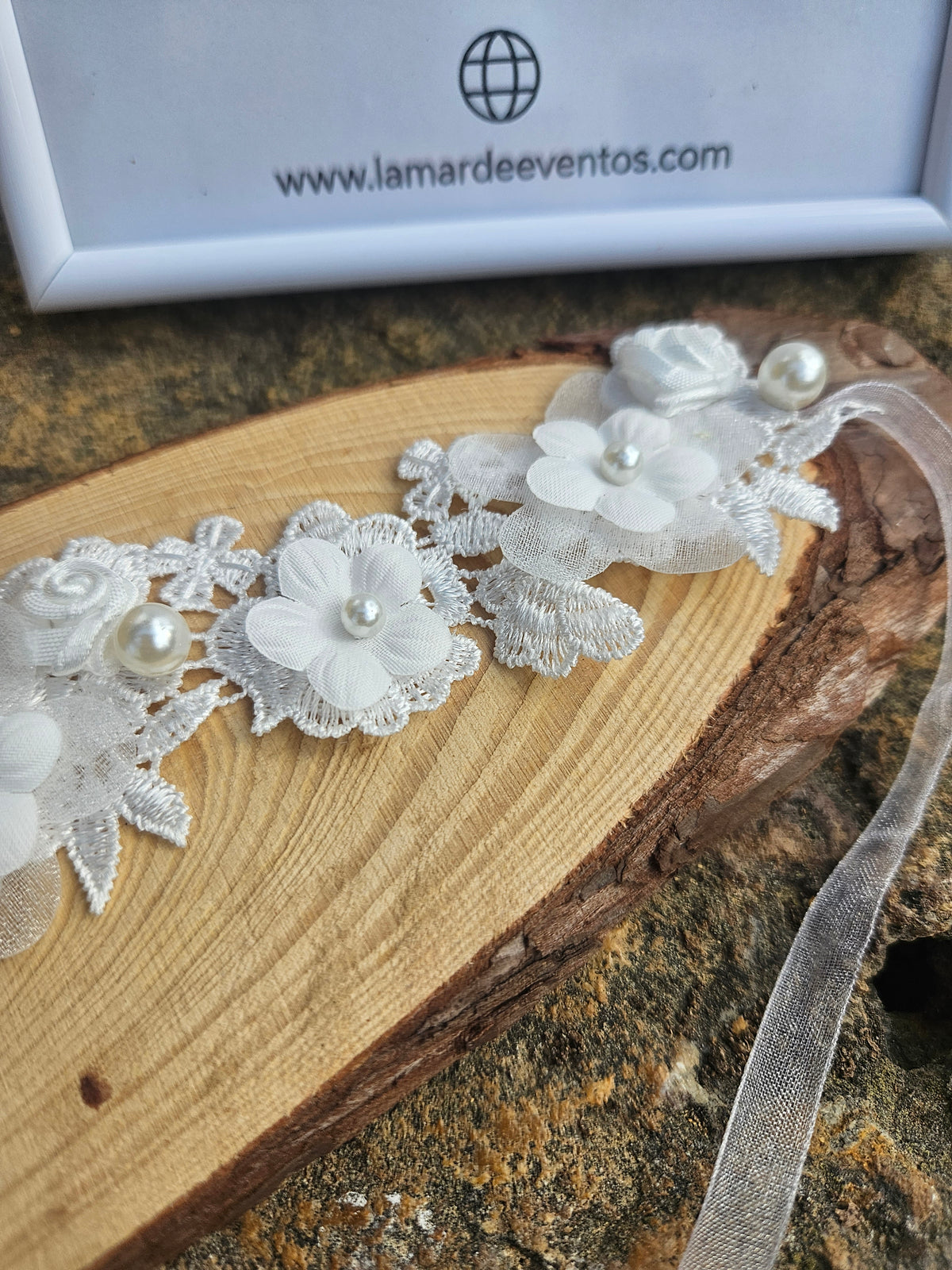Collar tipo choker de encaje blanco con flores bordadas y perla central