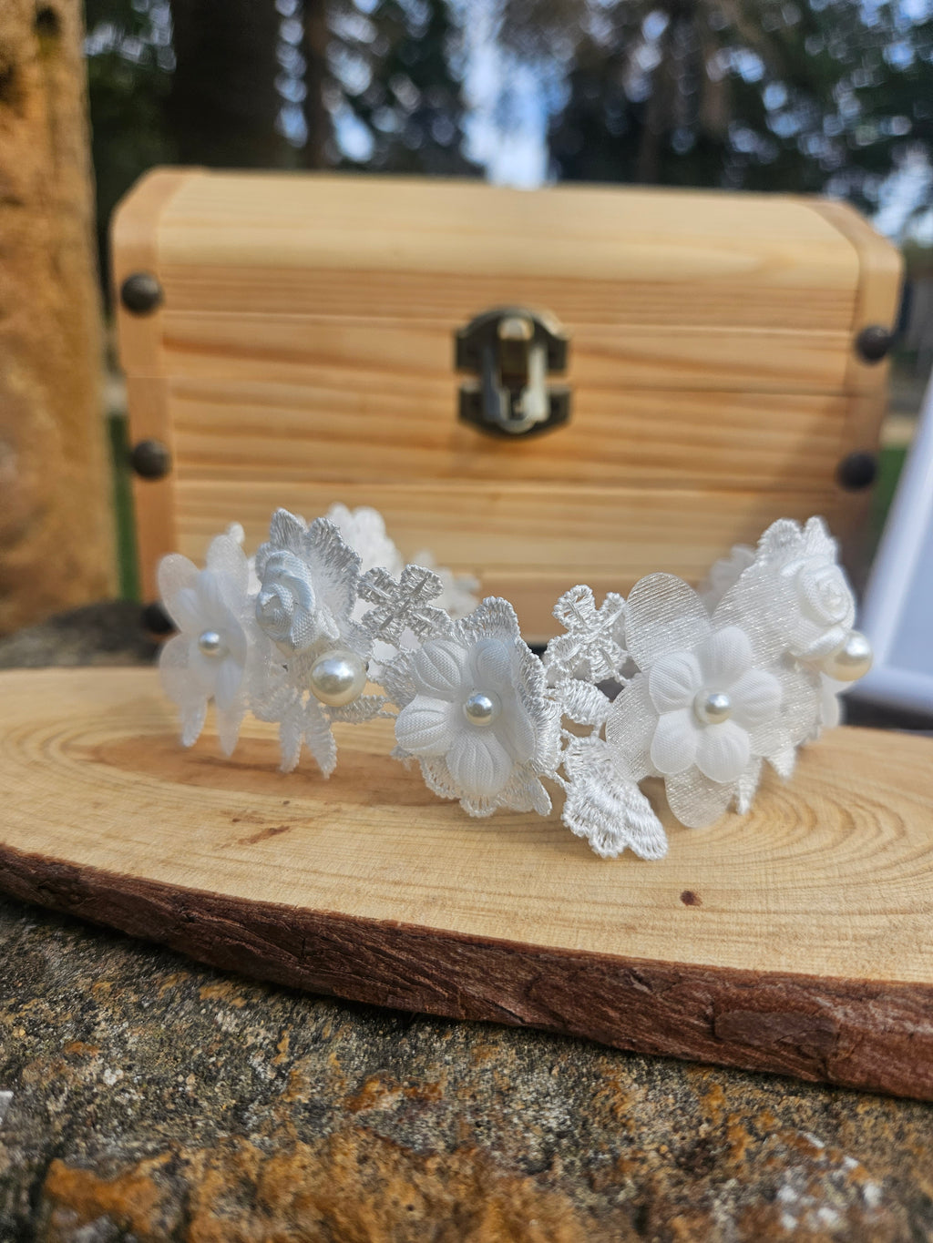 Choker de encaje blanco floral con perlas sobre cinta transparente