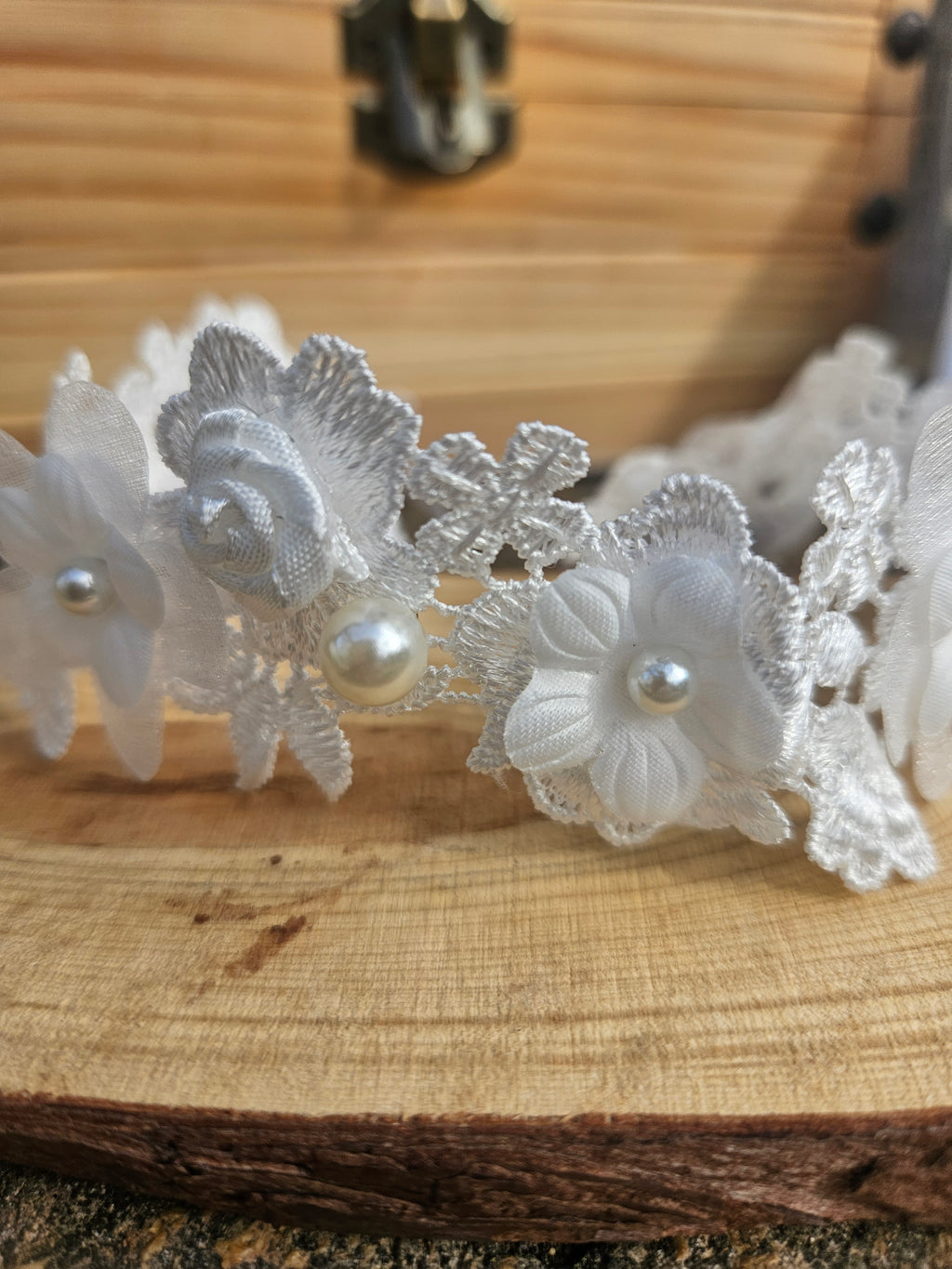 Choker de encaje blanco con flores, volantes y perlas incrustadas