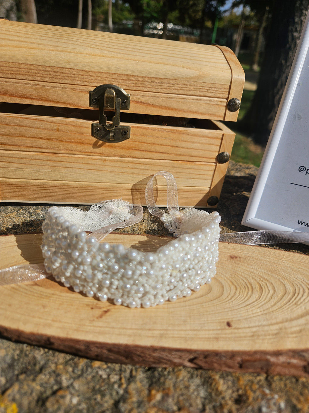 Choker ancho de cuentas blancas tipo perla, vista inclinada con tiras transparentes