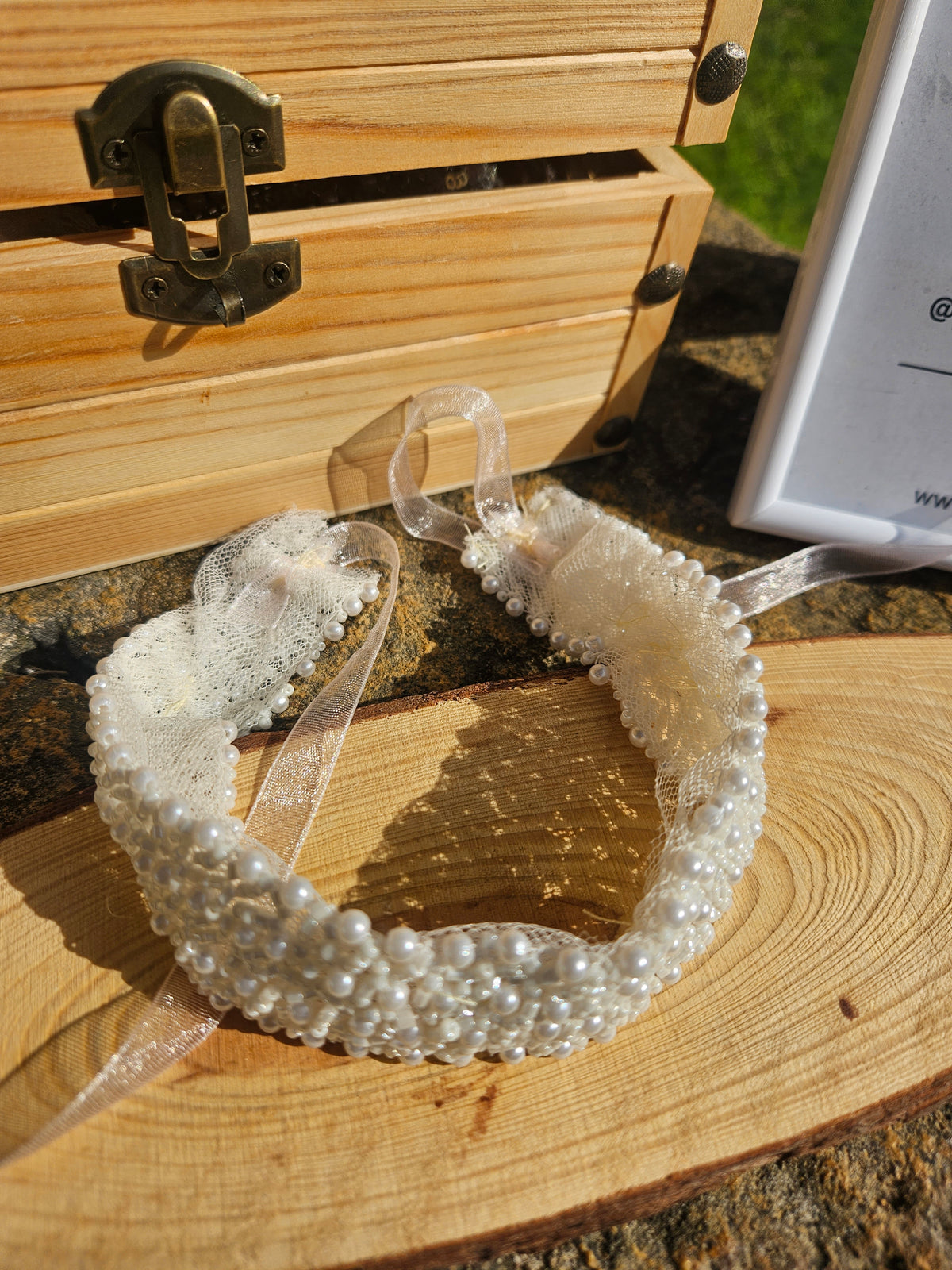 Gargantilla tipo collar con cuentas tipo perla y pedrería, acabado brillante.