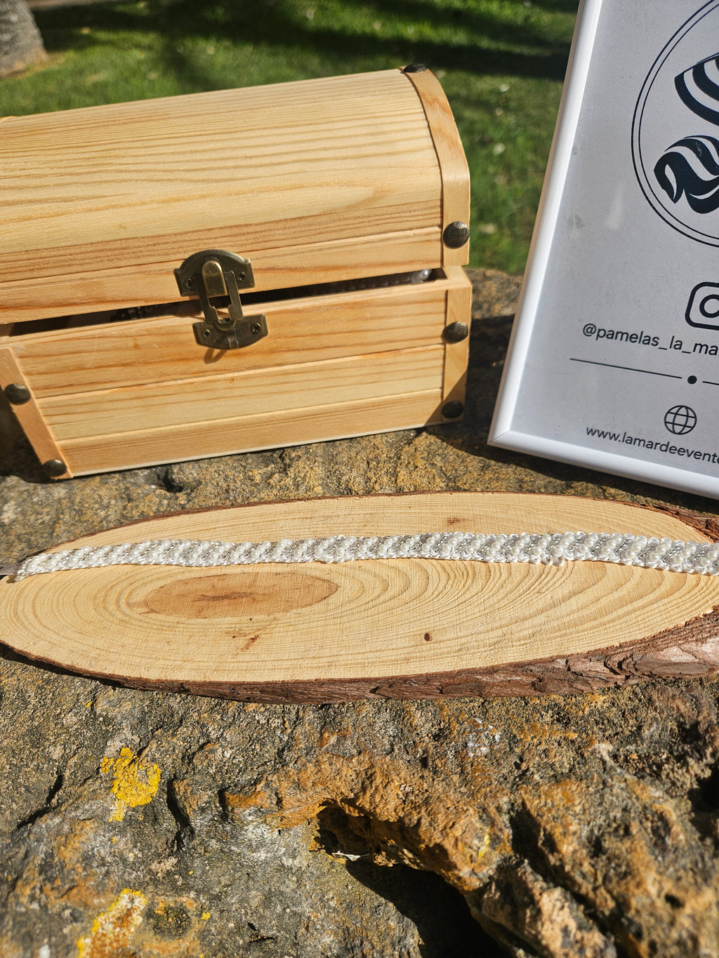 Choker trenzado claro sobre base de madera