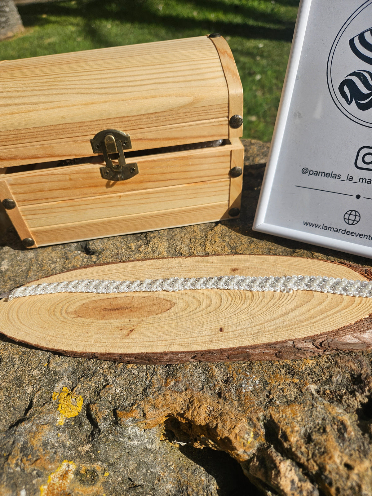 Choker trenzado claro sobre base de madera