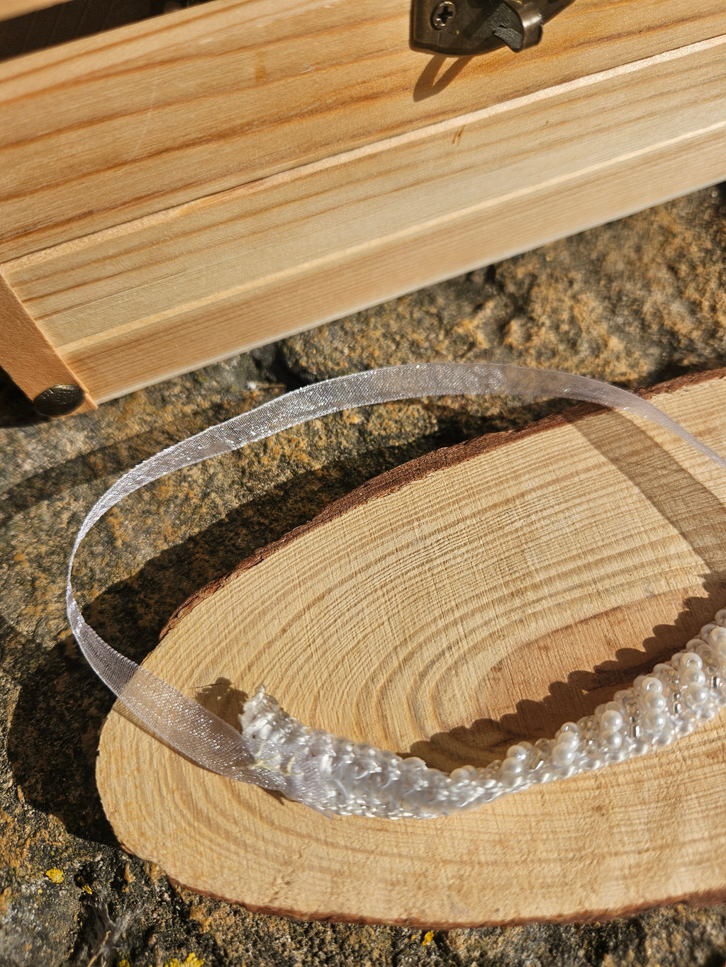 Choker transparente con perlas y cuentas blancas