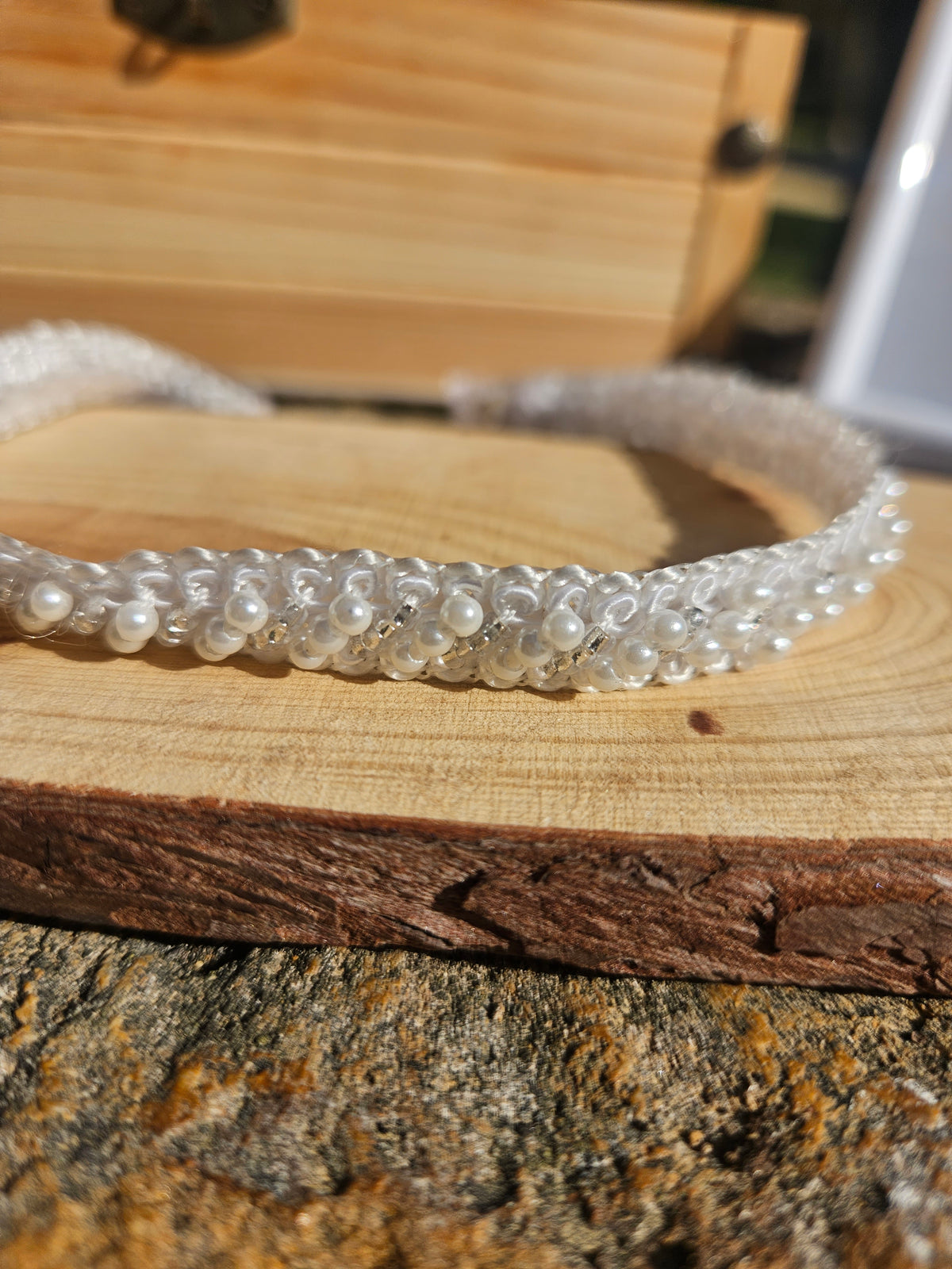 Choker de perlas y cuentas transparentes tejido a mano