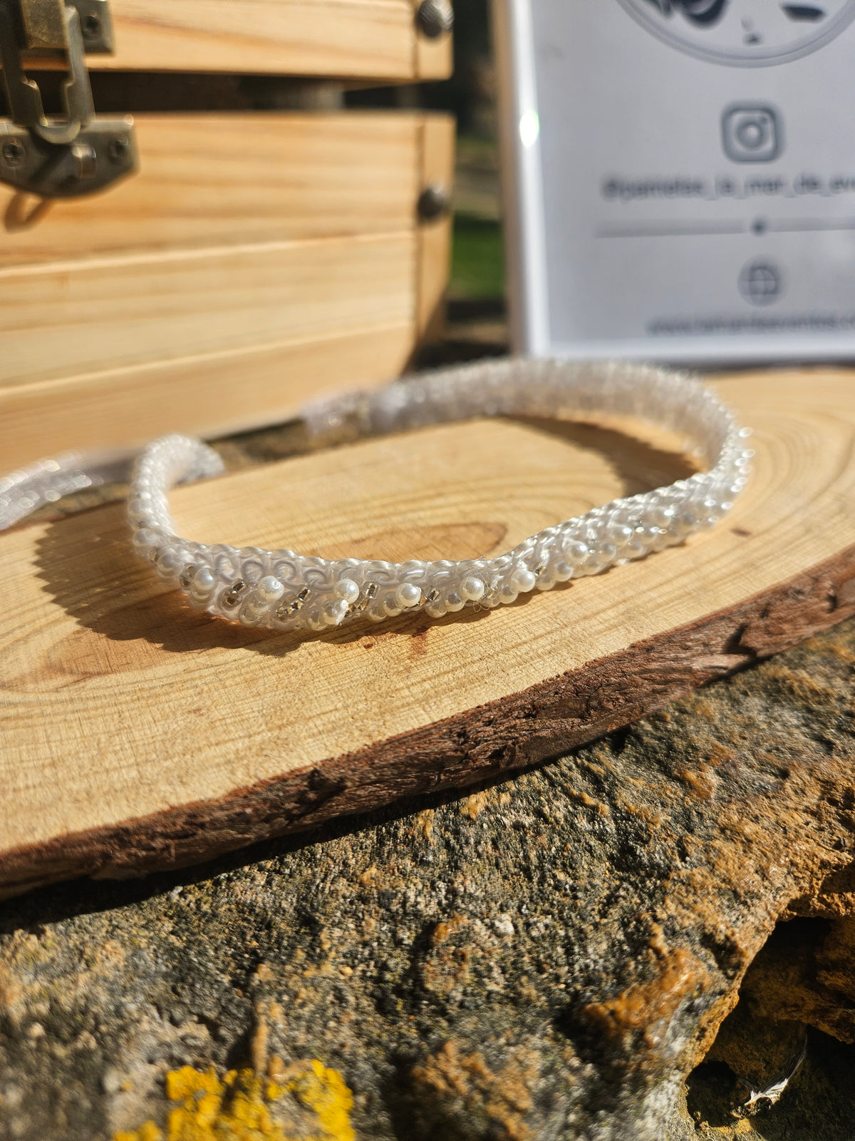 Choker de perlas blancas con cuentas brillantes