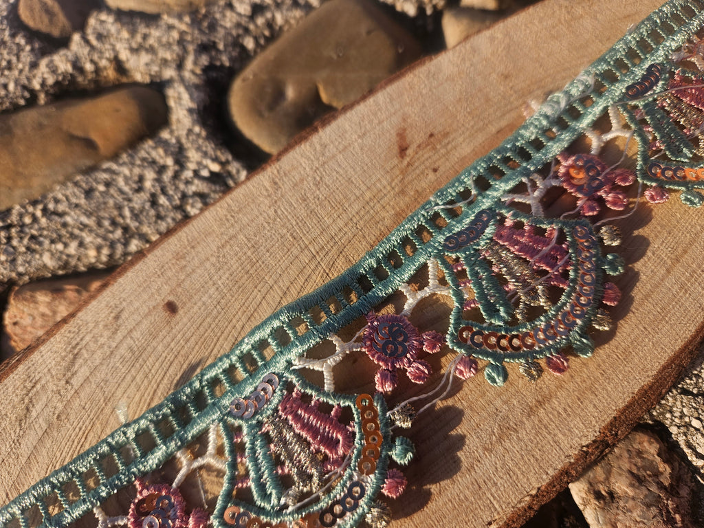 Gargantilla menta vintage: bordado floral con cuentas turquesa y granate, detalle